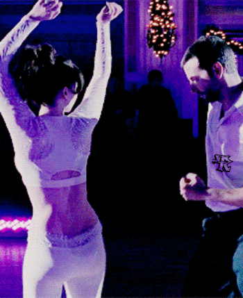 She to love dancing. Парень и девушка танцуют. She to love dancing. Девушка кружится в танце. Парень и девушка танцуют.